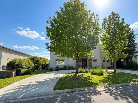 VENTA CASA 6 AMB /PILETA B° SAN MARCOS VILLANUEVA