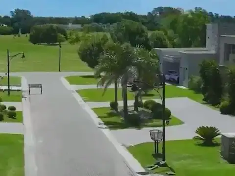 Casa en Alquiler con 2 cocheras