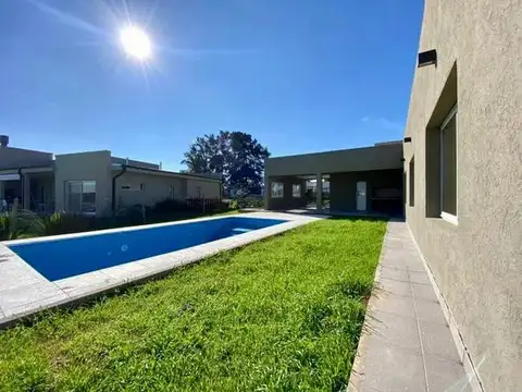 Casa en Venta con 2 cocheras