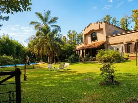 VENTA Exclusiva Casa 230m² Sobre 3.500m² | Suite, Playroom Y Piscina | Chacras Del Molino