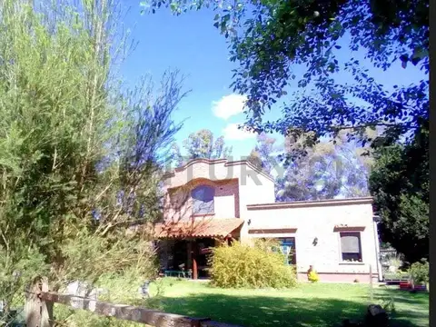 VENTA Exclusiva Casa 230m² Sobre 3.500m² | Suite, Playroom Y Piscina | Chacras Del Molino