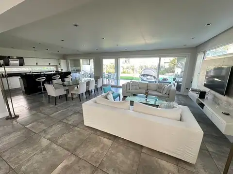 Casa 4 ambientes con 4 baños