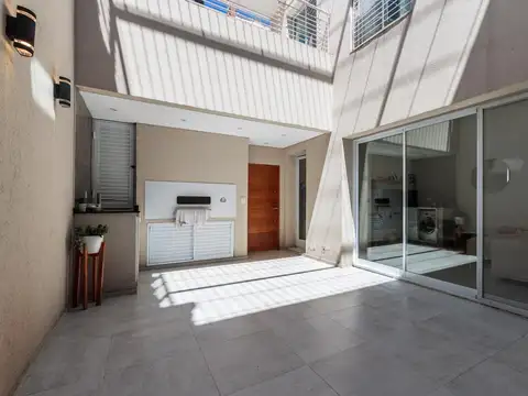 CASA EN VENTA DE 2 DORMITORIOS CON PATIO Y PARRILLERO EN BARRIO LOURDES