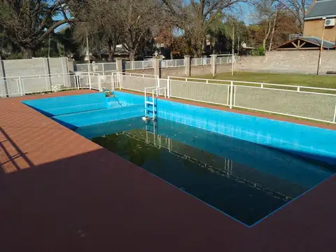 Casa en Alquiler con 3 cocheras