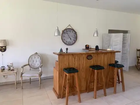 Casa 4 ambientes con 2 baños