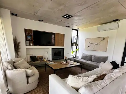 Casa 6 ambientes con 5 baños