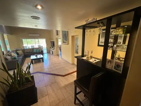 Casa en Venta en Abril Club De Campo, USD 670.000