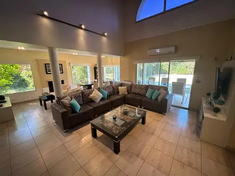 Casa en Venta con 3 cocheras