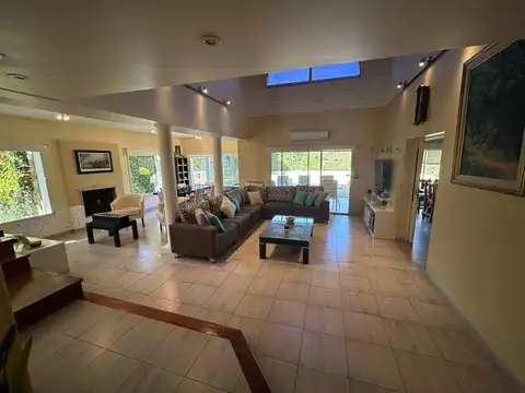 Casa 10 ambientes con 3 baños