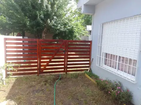ALQUILER ANUAL: CASA CON COCHERA DESCUBIERTA + PATIO