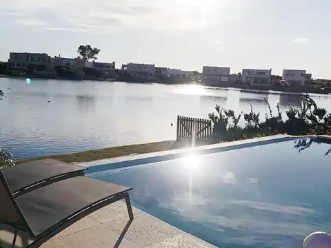 Casa en venta al lago . Barrio Los Ceibos. Puertos. 4 dormitorios