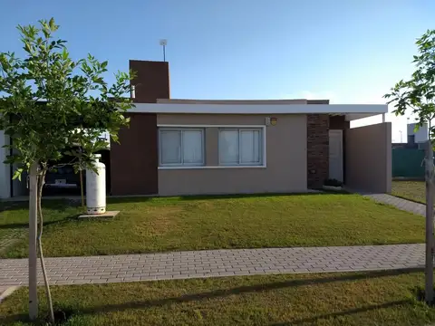 Casa 3 ambientes con 2 baños