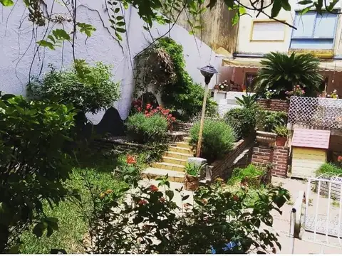 Amplio Ph a la venta de 6 ambientes con dependencia de servicio, balcón y parque.