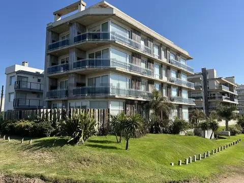 DEPARTAMENTO DOS DORMITORIOS EXCLUSIVO FRENTE AL MAR, PATIO COCHERA, BAULERA Y AMENITIES – ARENAS 3,