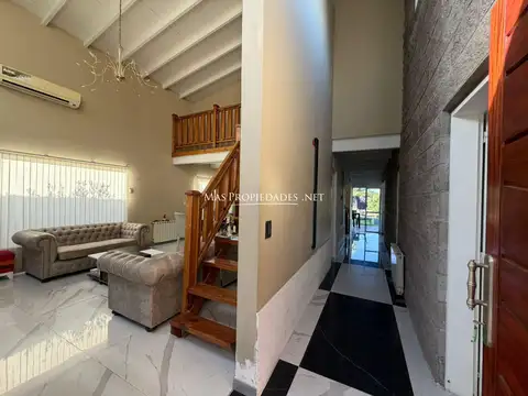 Casa en Venta con 2 cocheras