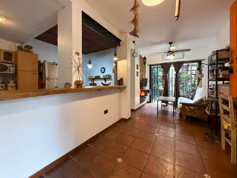 VENTA - Casa de pasillo de dos dormitorios, patio chico y terraza - República de la Sexta, Rosario.