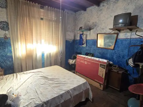 RESERVADO - Casa en Lote Propio con Terraza a Refaccionar en Villa Pueyrredón