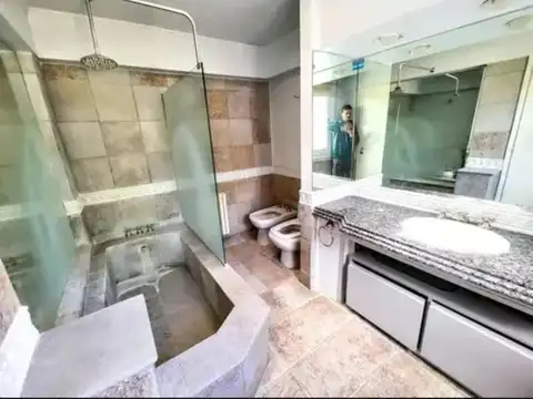 Casa 6 ambientes con 4 baños