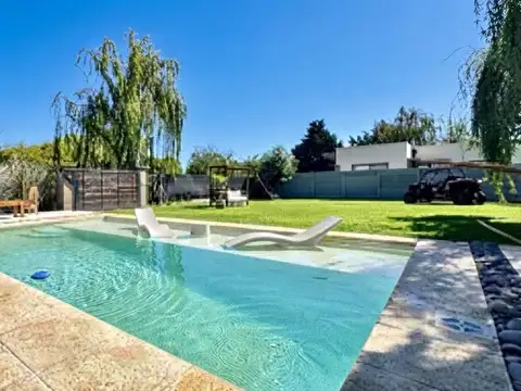 VENTA DE CASA EN ROLDAN MODERNA 2 DORMITORIOS Y PISCINA