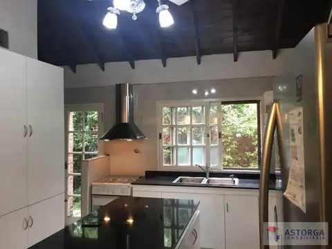 Oportunidad  Bajo de precio! Excelente casa hecha a nuevo en inmejorable ubicación dentro del San C
