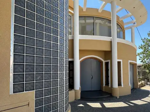 CASA EN VENTA PERGAMINO CON PILETA