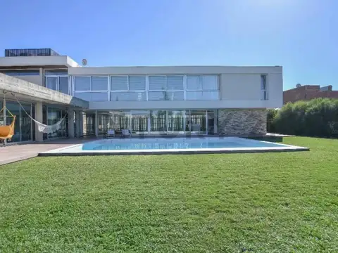 CASA DE GRAN CATEGORÍA SOBRE DOBLE LOTE EN LOMAS DE CITY BELL