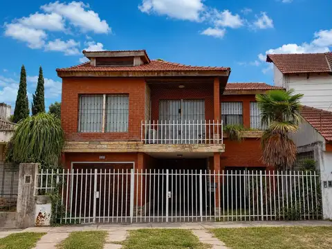 Chalet 6 ambientes en Castelar Norte