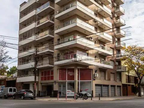 VENTA - DEPARTAMENTO DE 2 DORMITORIOS CON COCHERA Y BAULERA - ABASTO, ROSARIO.