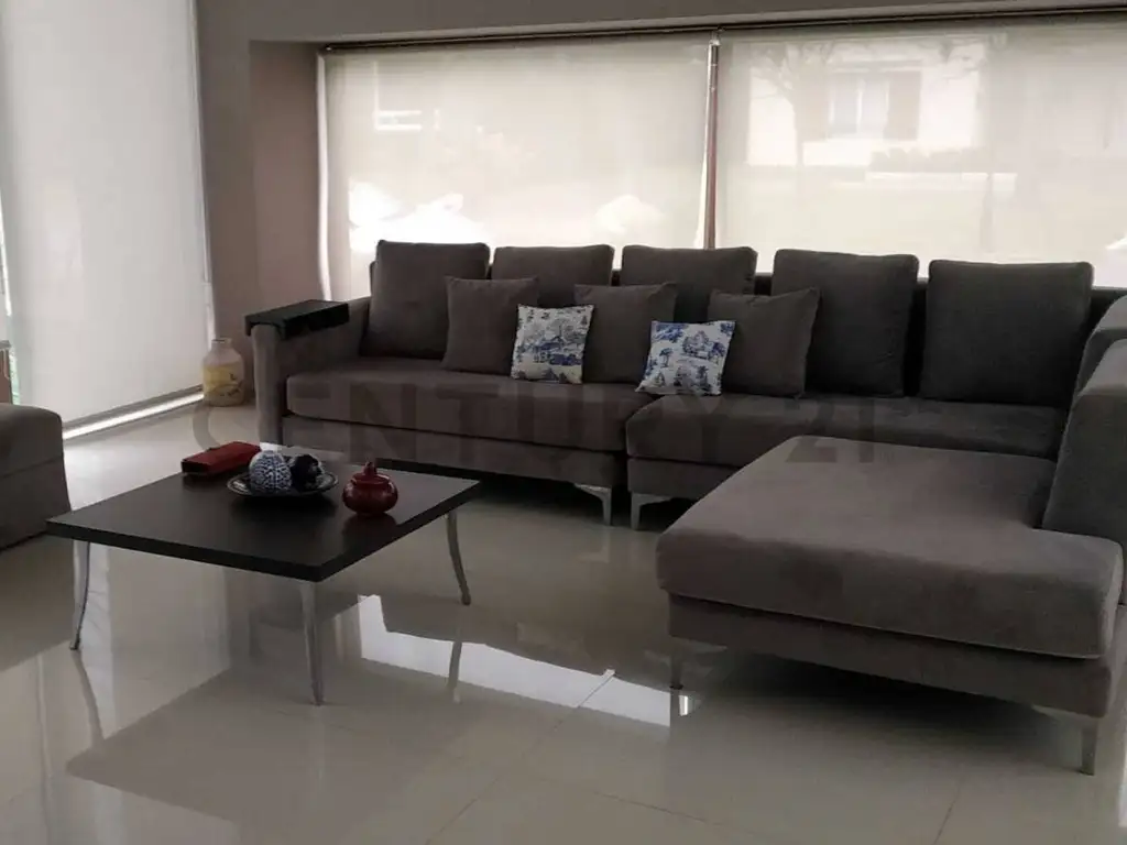 Casa - 395  m² Cubierta | 3 dormitorios | 16 años | 3 baños | 4 ambientes | 4 cocheras