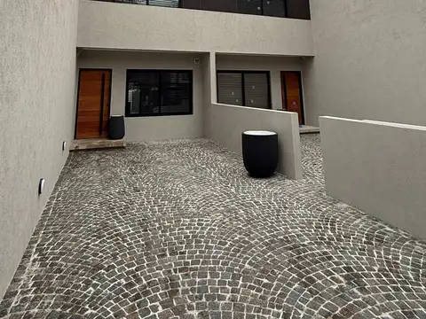 **RESERVADO**EXCELENTE TRIPLEX 5 AMBIENTES A ESTRENAR - DOBLE COCHERA - JARDIN - 2 CUADRAS AV. MAIPU