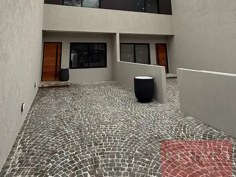 **RESERVADO**EXCELENTE TRIPLEX 5 AMBIENTES A ESTRENAR - DOBLE COCHERA - JARDIN - 2 CUADRAS AV. MAIPU