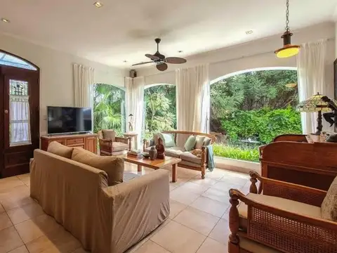 Casa en venta en City Bell entre caminos de estilo, impecable
