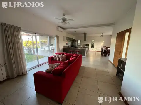 Casa en Alquiler con 3 cocheras