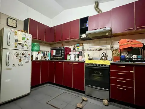 Hermosa Casa Bº Apipe. 5 dormitorios, 3 baños. Terreno 10x50 metros (500m2)