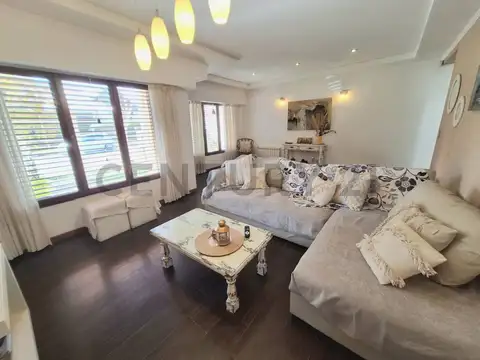 Casa 6 ambientes con 2 baños