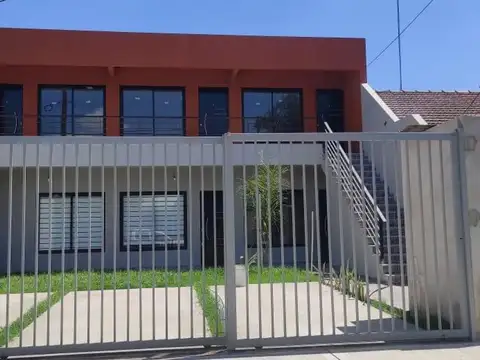 Departamento de 2 ambientes, estilo casa - Castelar Norte
