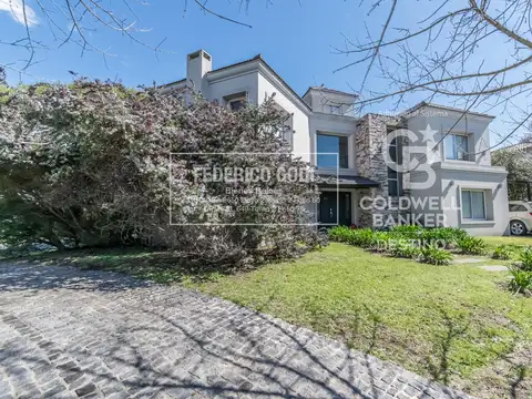 Venta Casa 5 Ambientes Fincas de Iraola II Con Piscina Lote Central en Esquina