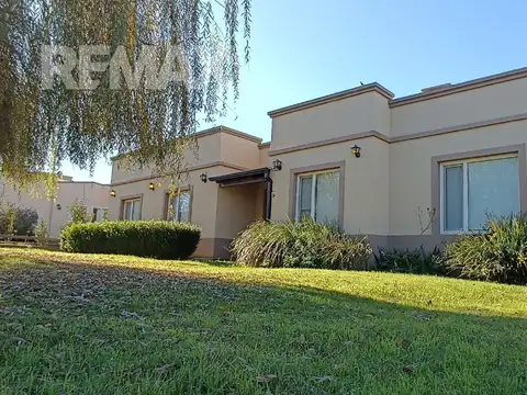 Venta casa 4 amb. c/pileta lote 1500 m²