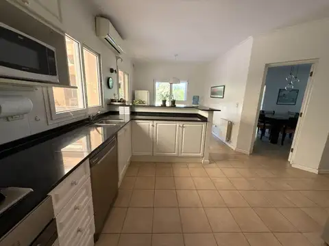 Casa 4 ambientes con 3 baños