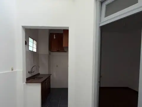 SE ALQUILA CASA DE UN DORMITORIO EN BELLA VISTA