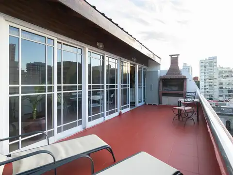 Duplex 5 Ambientes con Dependencia, Balcon Terraza,  Quincho Propio y 2 Cocheras.