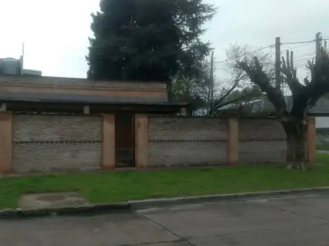 Oportunidad! Chalet en Villa Tesei Renovado en Amplio Lote. 