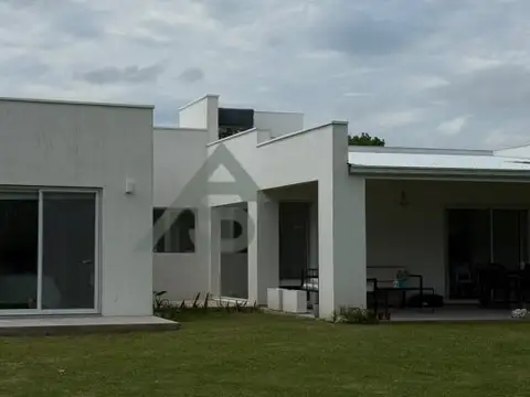 Casa en Venta con 4 cocheras