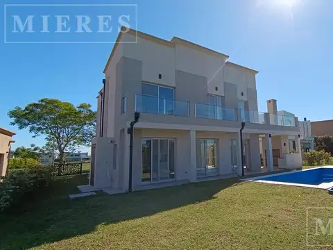 Casa 6 ambientes con 4 baños