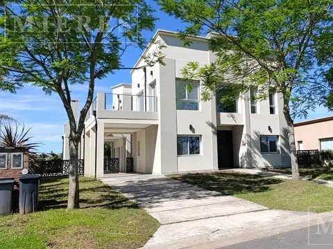 Casa en venta sobre lote interno en Barrio Puertos Vistas