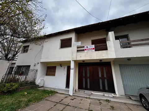 Casa con cuatro dormitorios, jardin y cochera en alquiler