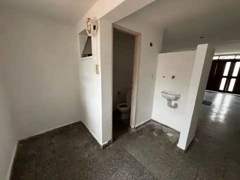 Casa con cuatro dormitorios, jardin y cochera en alquiler