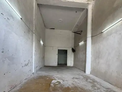 LOCAL -DEPOSITO SOBRE BOULEVARD AV B.P.GALDOS -SIN EXPENSAS