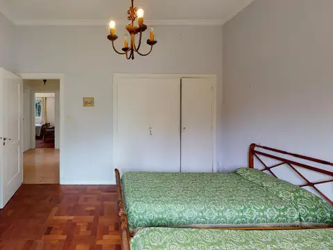 Clásico chalet, sobre excelente lote, en barrio Los Troncos. TOUR VIRTUAL. VENDIDO