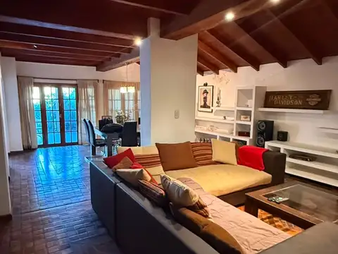 Casa 6 ambientes con 2 baños